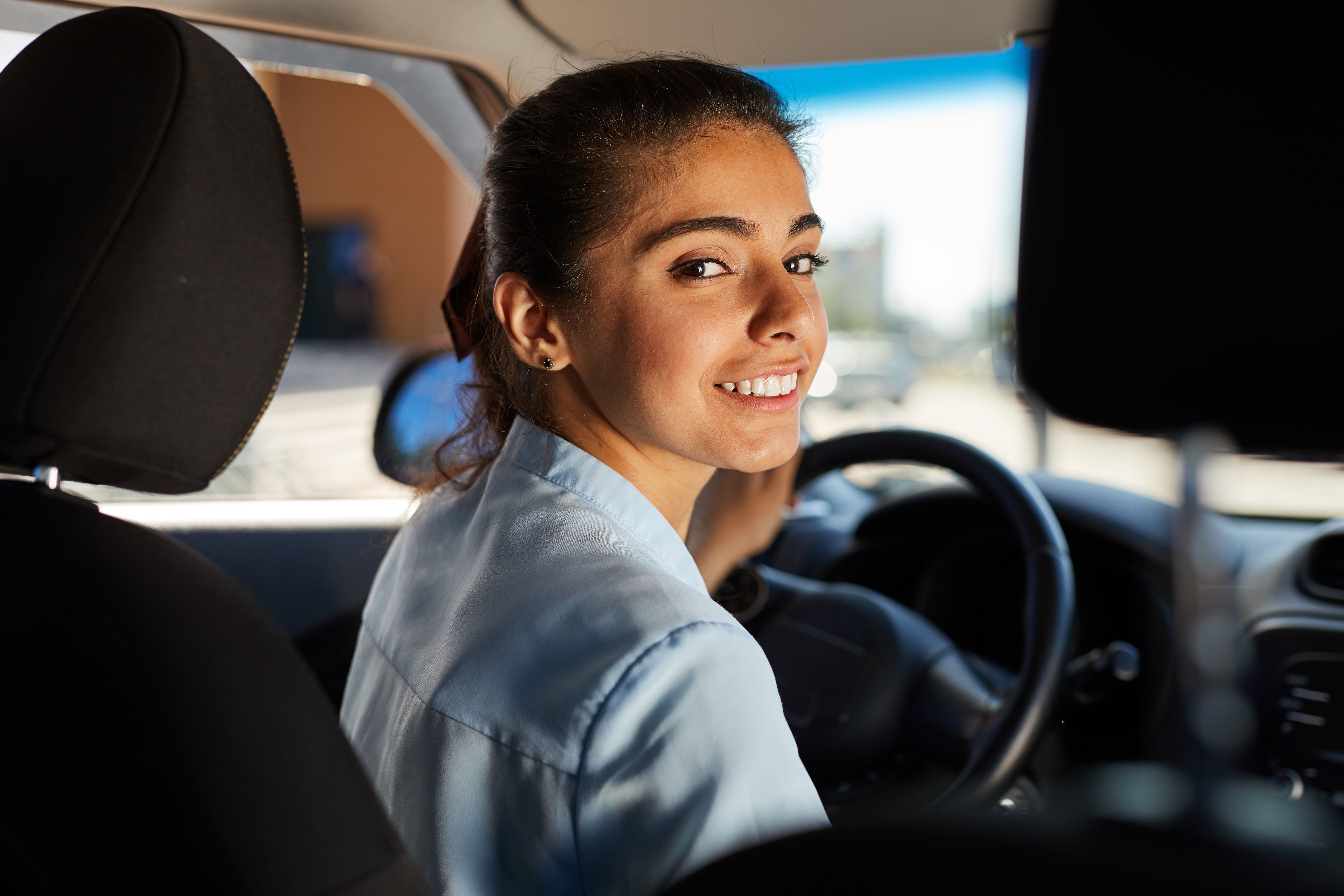 Moverse en la ciudad no siempre es sencillo. Tráfico, tiempos impredecibles, traslados largos… todo eso suma estrés. Y cuando ese desgaste forma parte del trabajo diario, termina impactando directamente en la productividad del equipo. Por eso, cada vez más empresas están entendiendo que la movilidad no es solo un tema logístico, sino una parte clave de la experiencia laboral. Ahí es donde las empresas de renta de autos se convierten en un aliado estratégico. El impacto real de un traslado complicado Un colaborador que llega tarde a una junta por depender de transporte externo, o un técnico que pierde tiempo coordinando traslados, no solo enfrenta un mal momento: también afecta resultados. El estrés del camino se traduce en: Menor concentración Retrasos en agenda Menor calidad en el servicio Cansancio acumulado Y eso, con el tiempo, impacta en el negocio. Cuando el auto se convierte en herramienta de trabajo Tener acceso a un vehículo no es solo comodidad, es eficiencia. Ejemplo 1: Equipo de ventas Un ejecutivo que tiene varias reuniones en un día necesita moverse con rapidez y puntualidad. Contar con un auto ejecutivo le permite organizar mejor su agenda, llegar a tiempo y proyectar una imagen profesional frente a sus clientes. Ejemplo 2: Técnicos o personal operativo Un técnico que realiza instalaciones o mantenimiento necesita trasladar herramientas y equipo. Tener un vehículo asignado le permite cumplir más servicios en menos tiempo, sin depender de terceros. Ejemplo 3: Supervisores o gerentes Quienes deben visitar diferentes sucursales o puntos de operación requieren flexibilidad. Un auto facilita estos recorridos y mejora el control de las operaciones. Cuando una empresa resuelve la movilidad de su equipo, elimina una fuente constante de estrés. Y eso se refleja en mejores resultados. No todo es productividad. También hay un componente humano. Un colaborador que se siente respaldado en su día a día (incluyendo sus traslados) tiene mayor motivación, compromiso y satisfacción laboral. Reducir el estrés del camino es, en muchos casos, una forma directa de mejorar el ambiente de trabajo. Invertir en movilidad no es un gasto más, es una decisión estratégica. Apoyarse en empresas de renta de autos como Alamo Rent a Car, permite ofrecer soluciones prácticas sin asumir la carga de administrar flotillas propias. Al final, se trata de algo simple: cuando el camino es más fácil, el trabajo fluye mejor. Síguenos en LinkedIn para más consejos y recomendaciones.